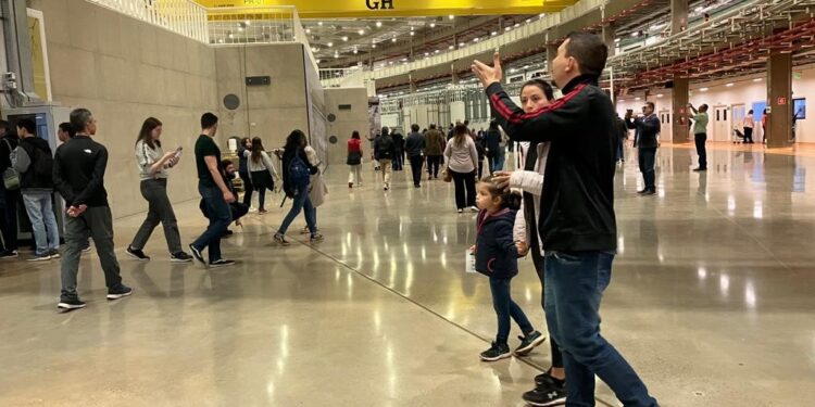 Público visita centro que abriga o Sirius para atividades interativas no universo da ciência