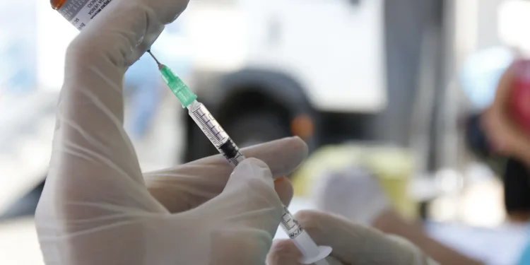 Sarampo: infectologista alerta sobre vacinação em viagens para a Copa